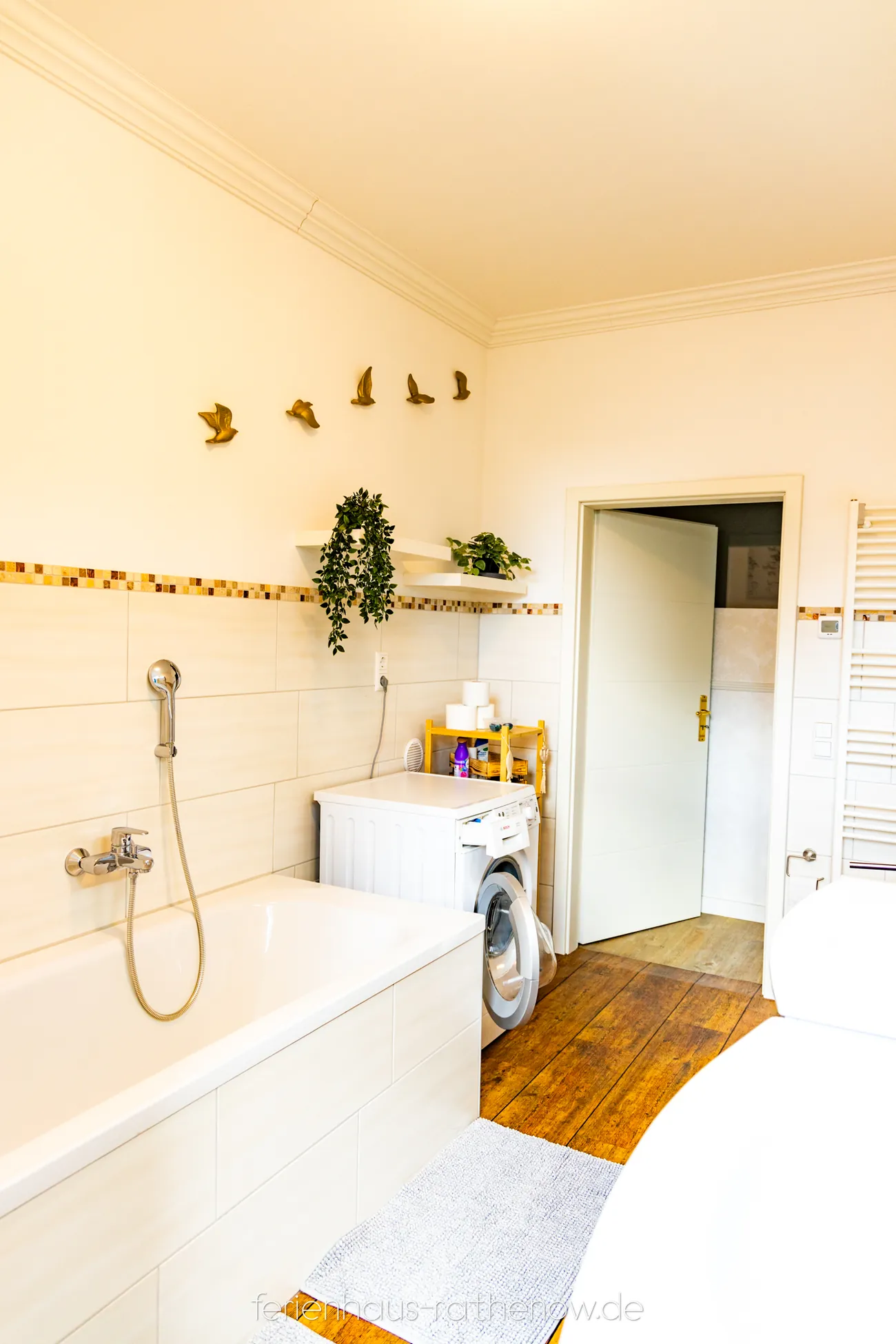 Badezimmer mit Badewanne und Dusche