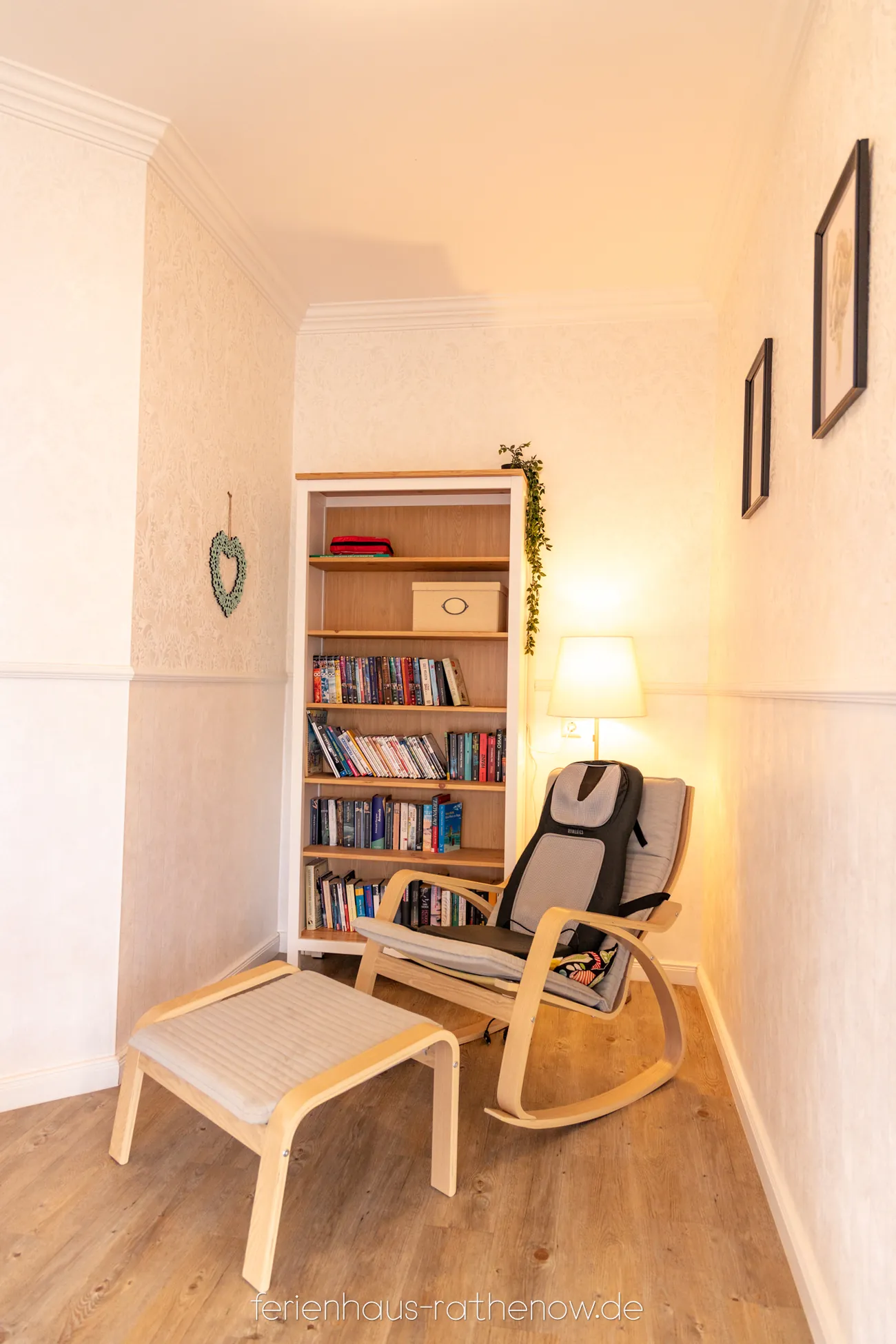 Leseecke mit Bücherregal und Sessel