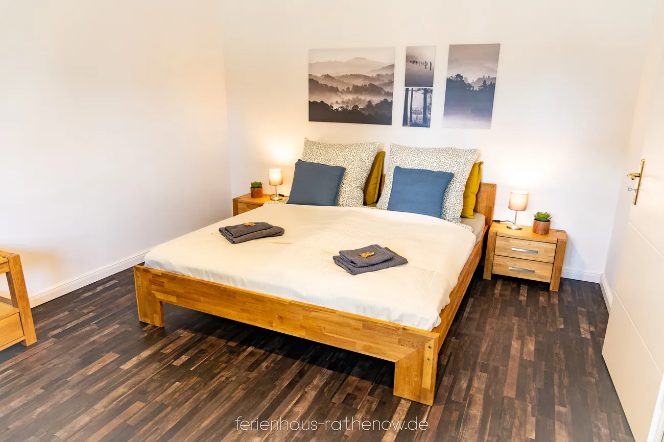 Schlafzimmer mit Holzbett