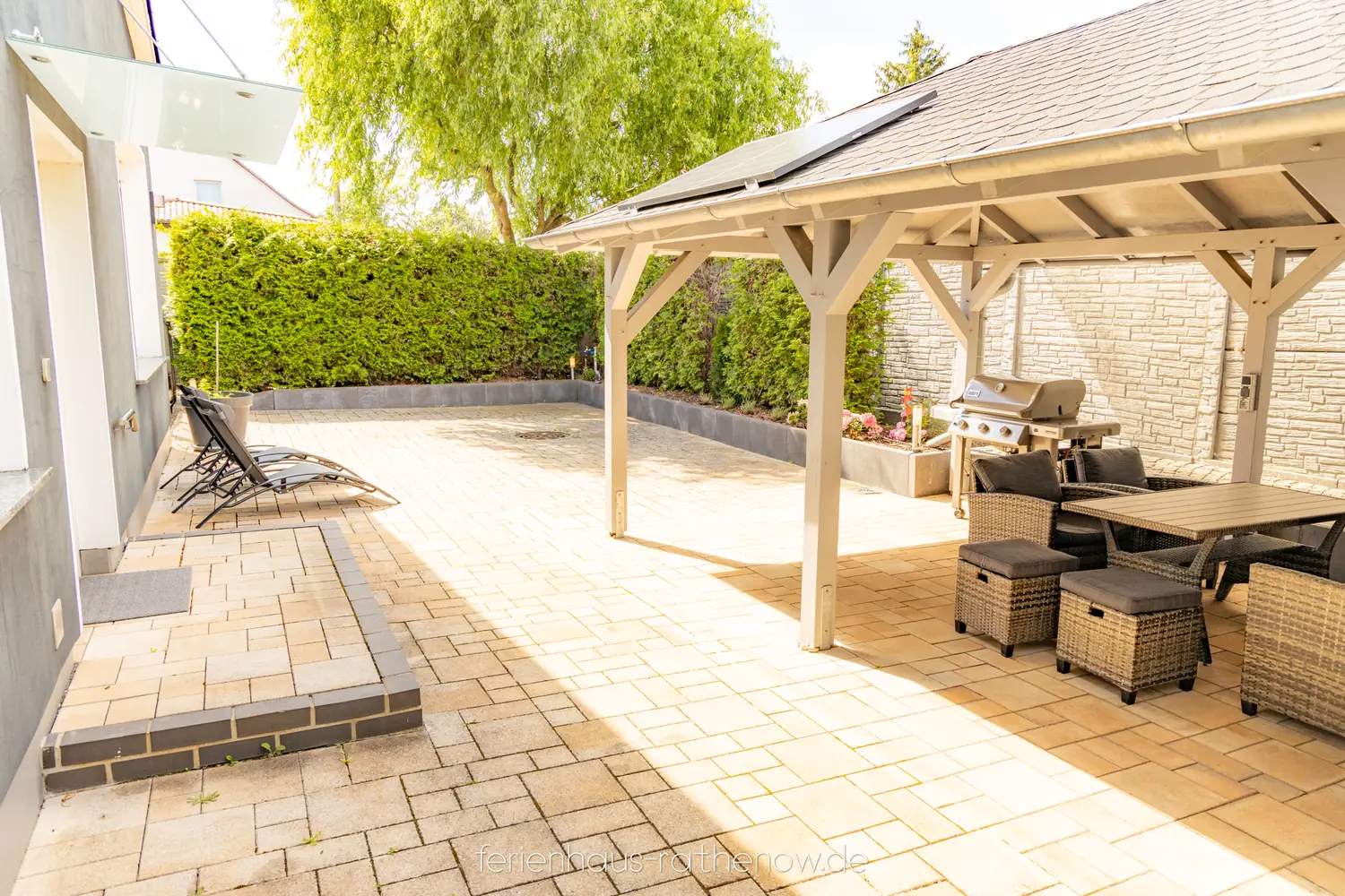 Überdachte Terrasse mit Gartenmöbeln