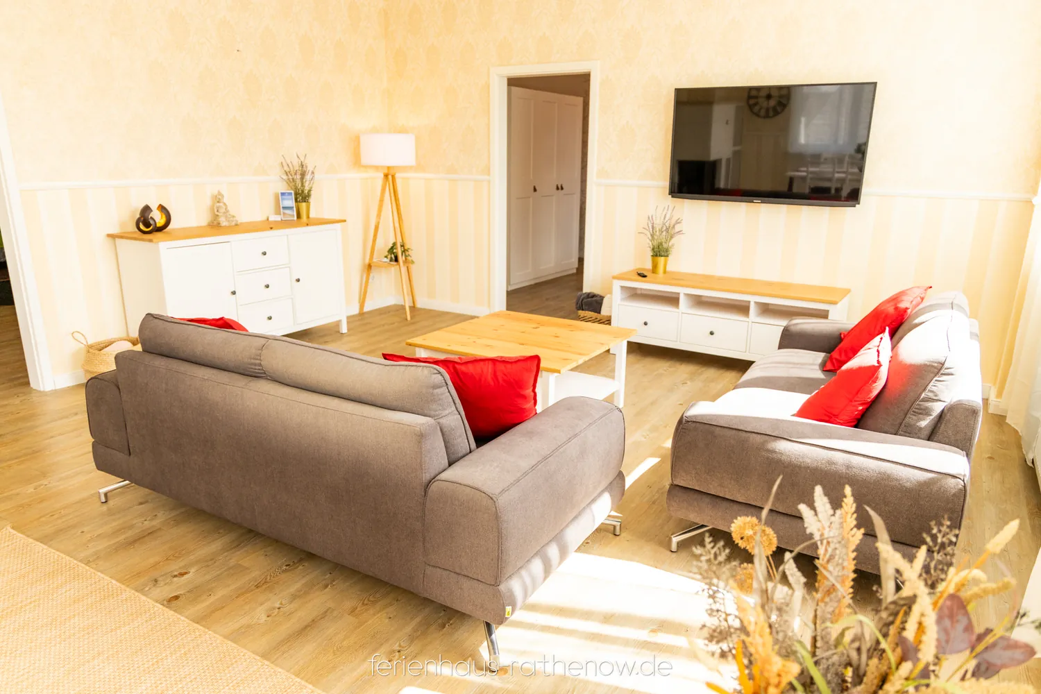 Wohnzimmer mit Sofas und Smart TV